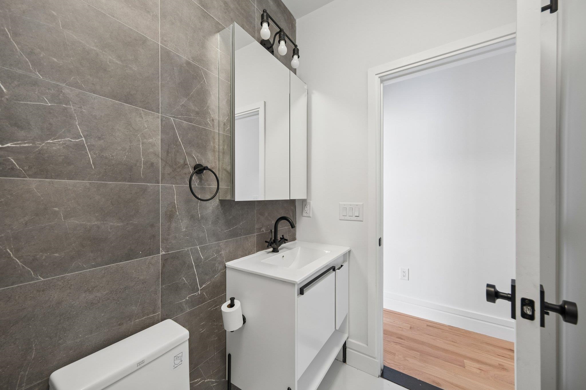 113 LINCOLN ST Unit: 1R