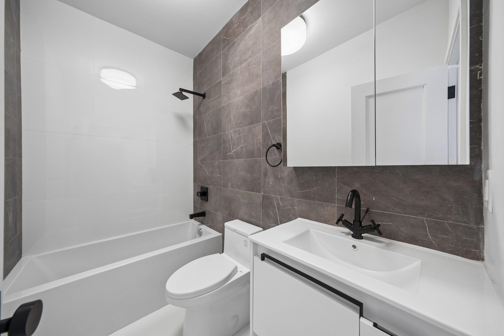 113 LINCOLN ST Unit: 1R