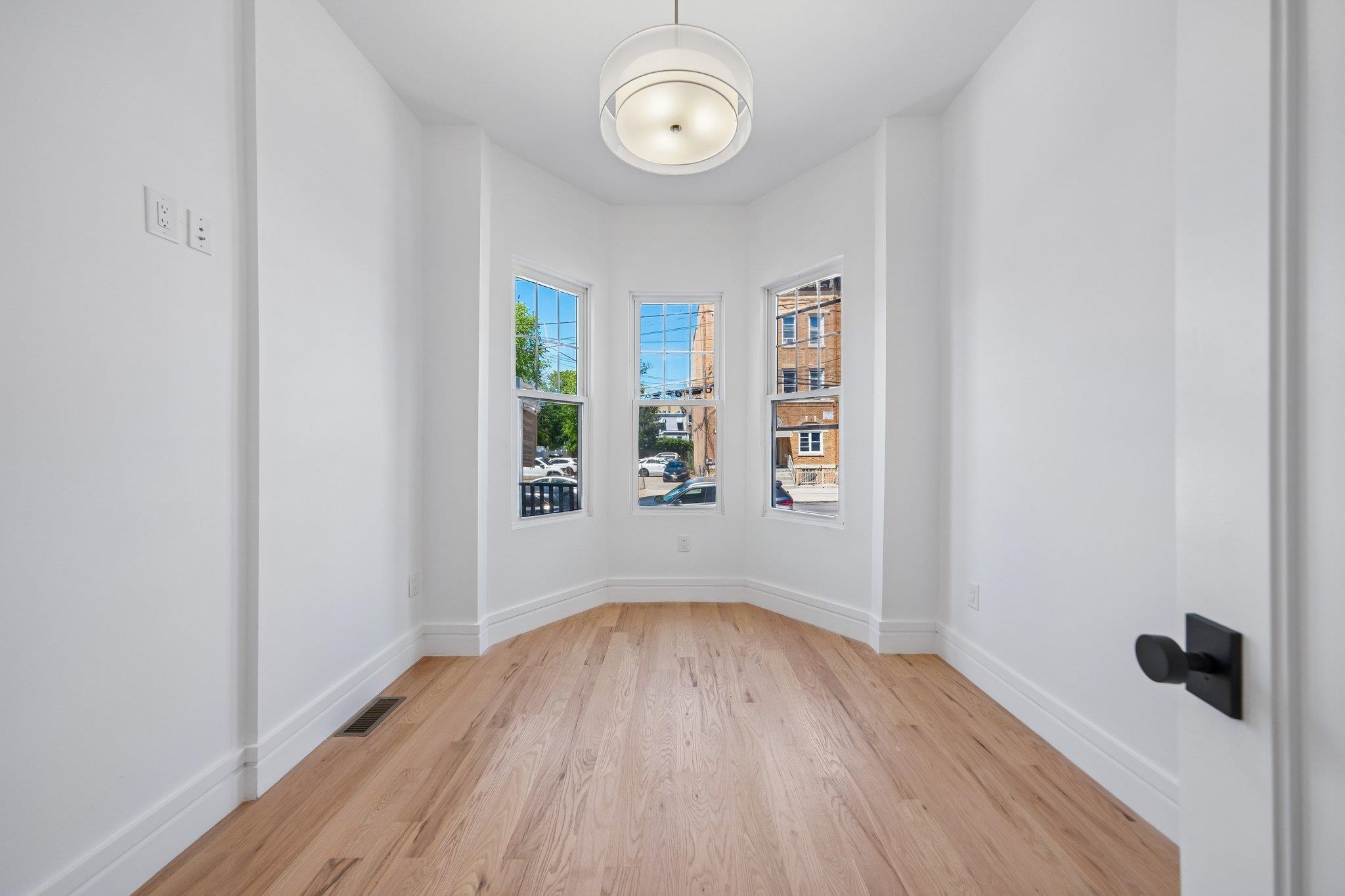 113 LINCOLN ST Unit: 1R
