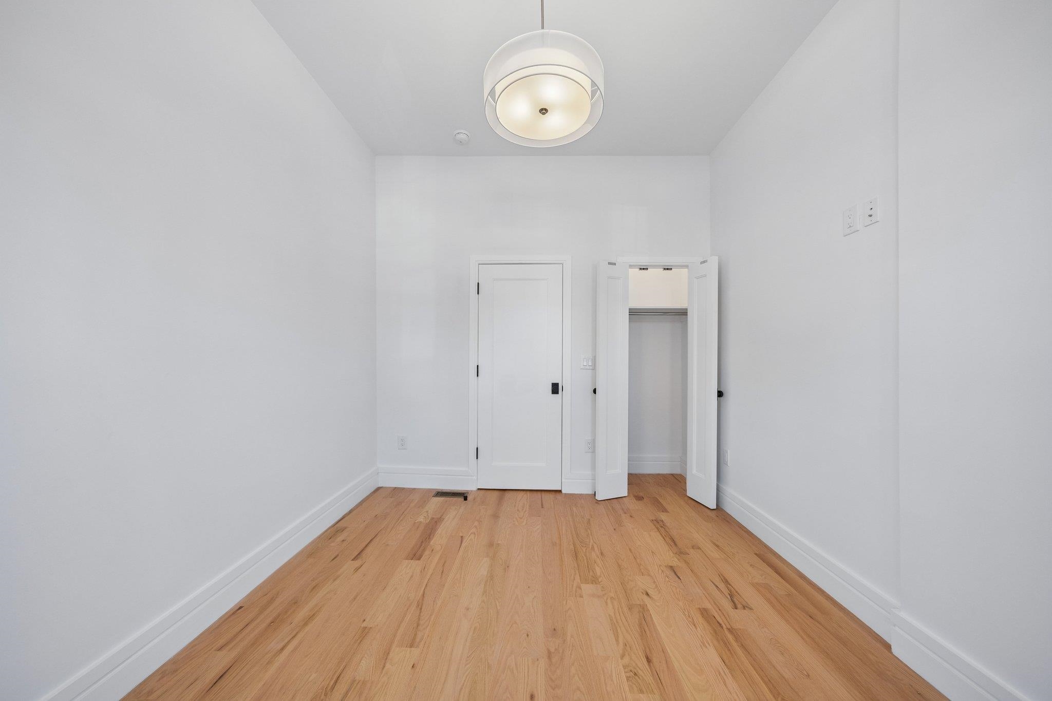 113 LINCOLN ST Unit: 1R