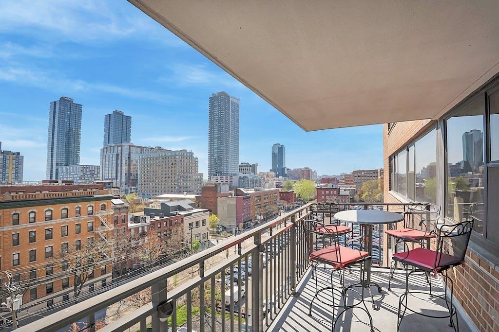 135 MONTGOMERY ST Unit: 8-E1