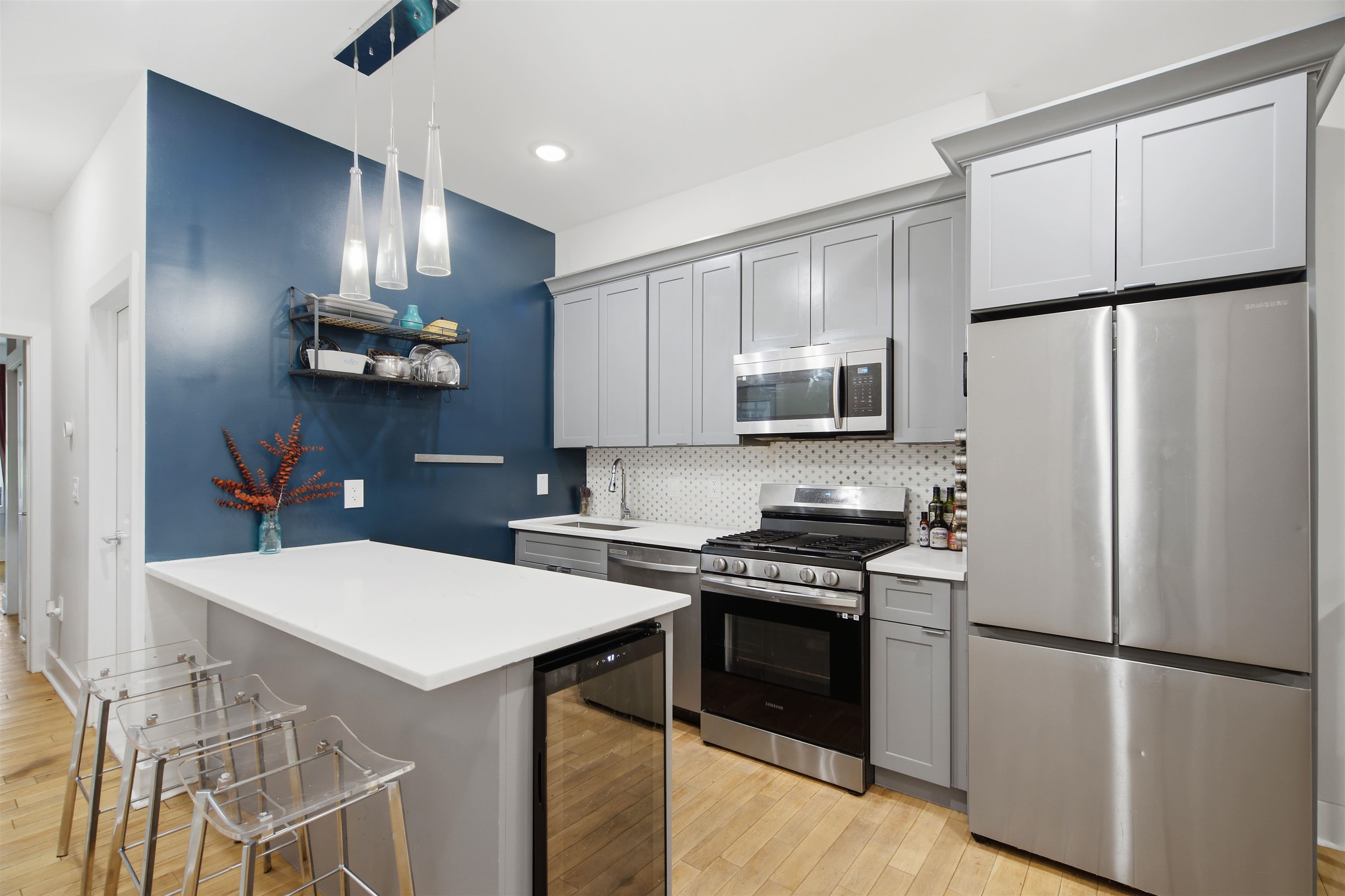 684 SUMMIT AVE Unit: A1