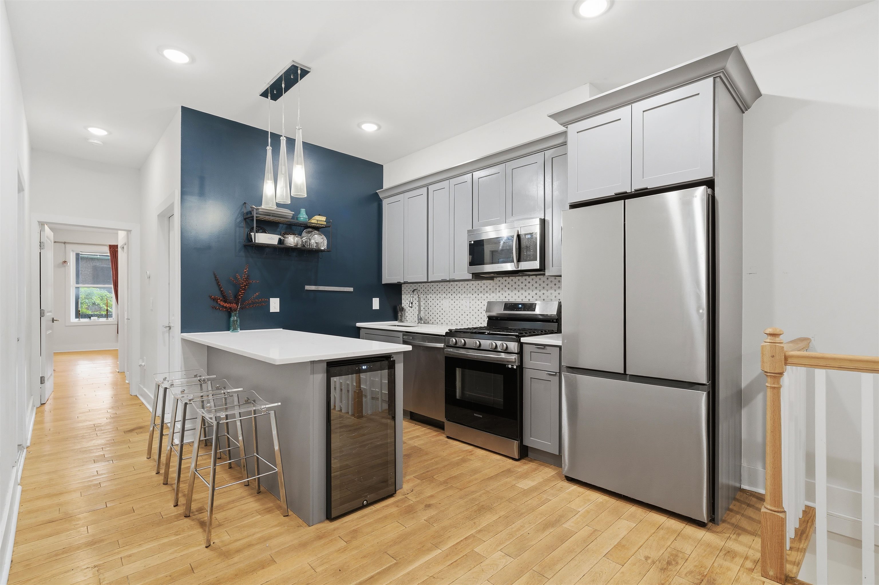 684 SUMMIT AVE Unit: A1