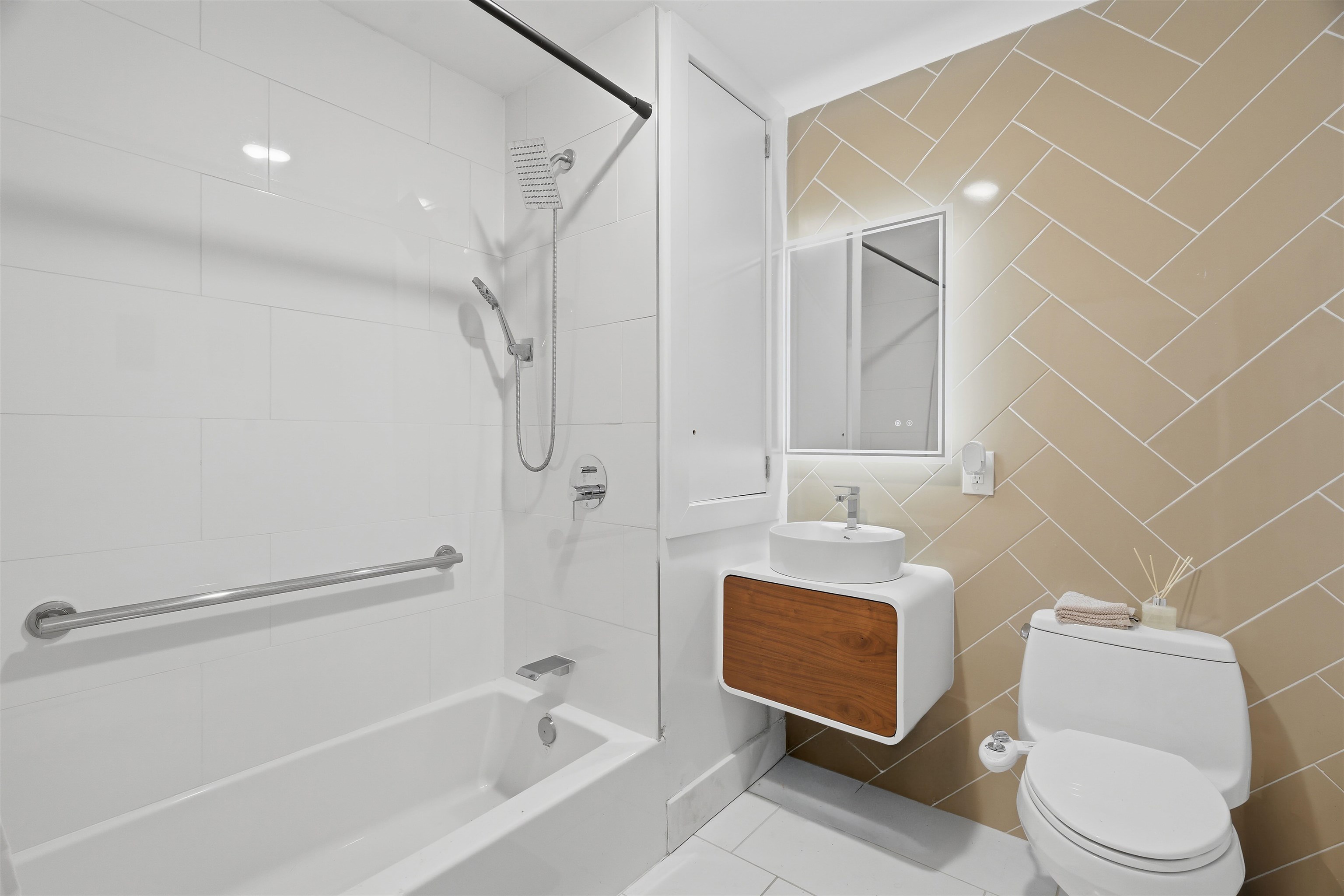 684 SUMMIT AVE Unit: A1