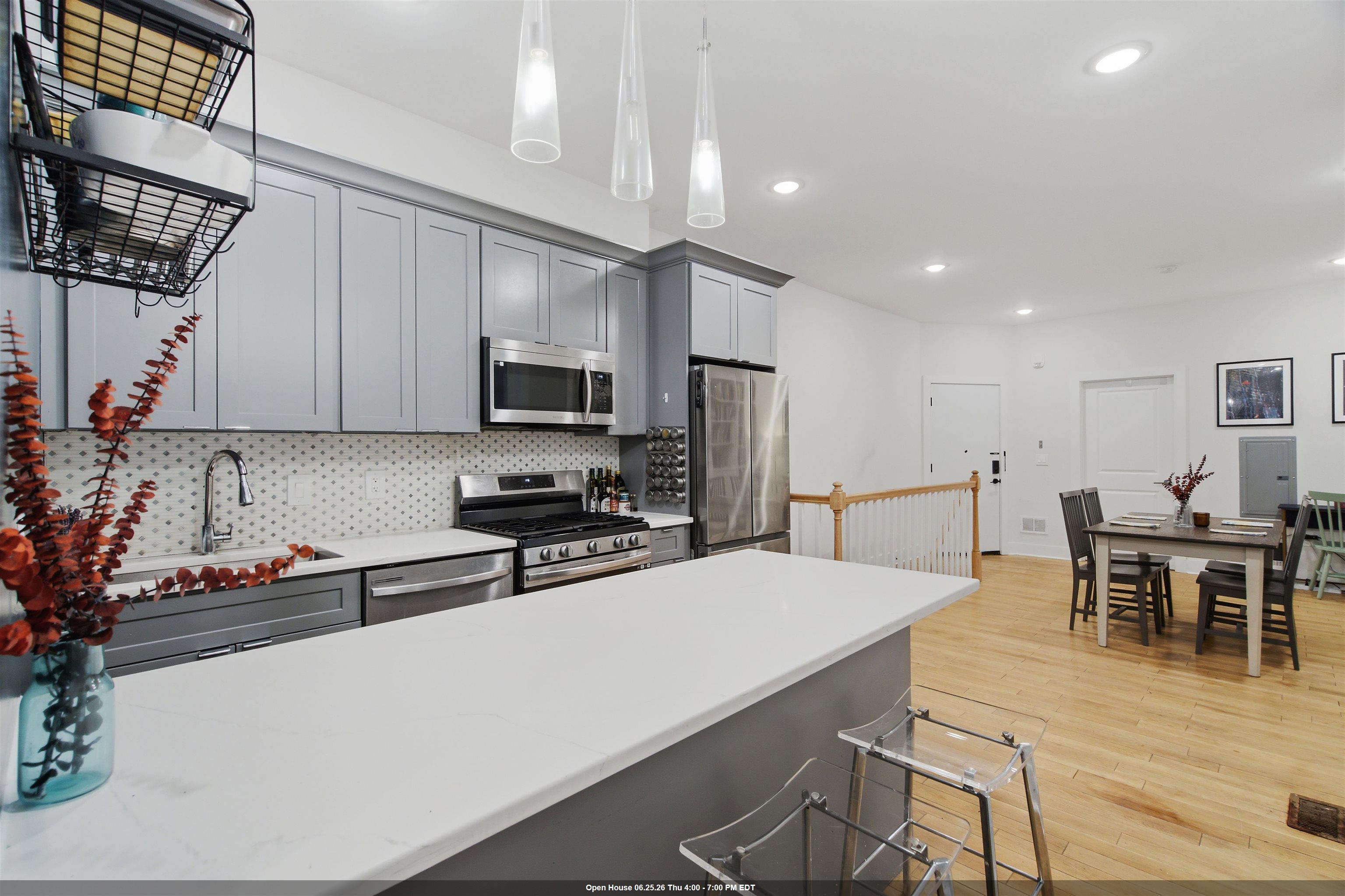 684 SUMMIT AVE Unit: A1