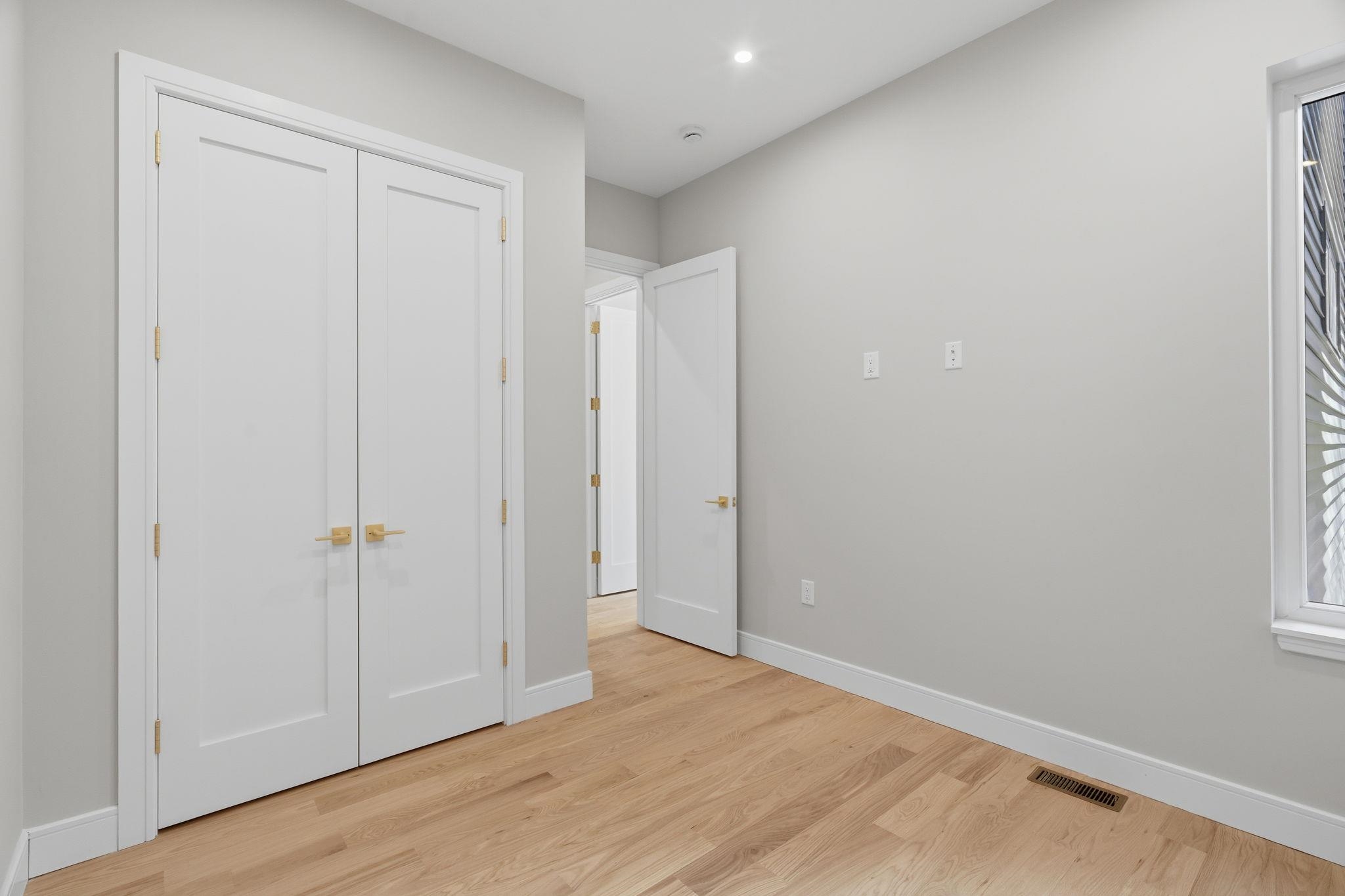 27 CLINTON AVE Unit: 1