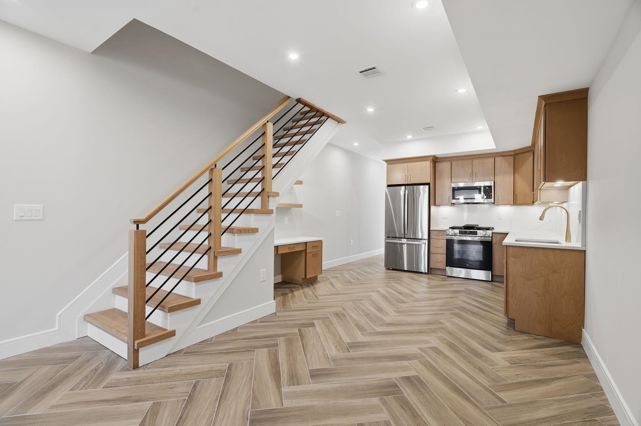 27 CLINTON AVE Unit: 1