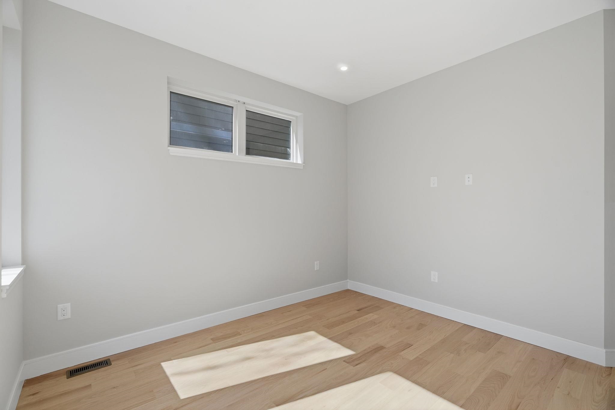 27 CLINTON AVE Unit: 1