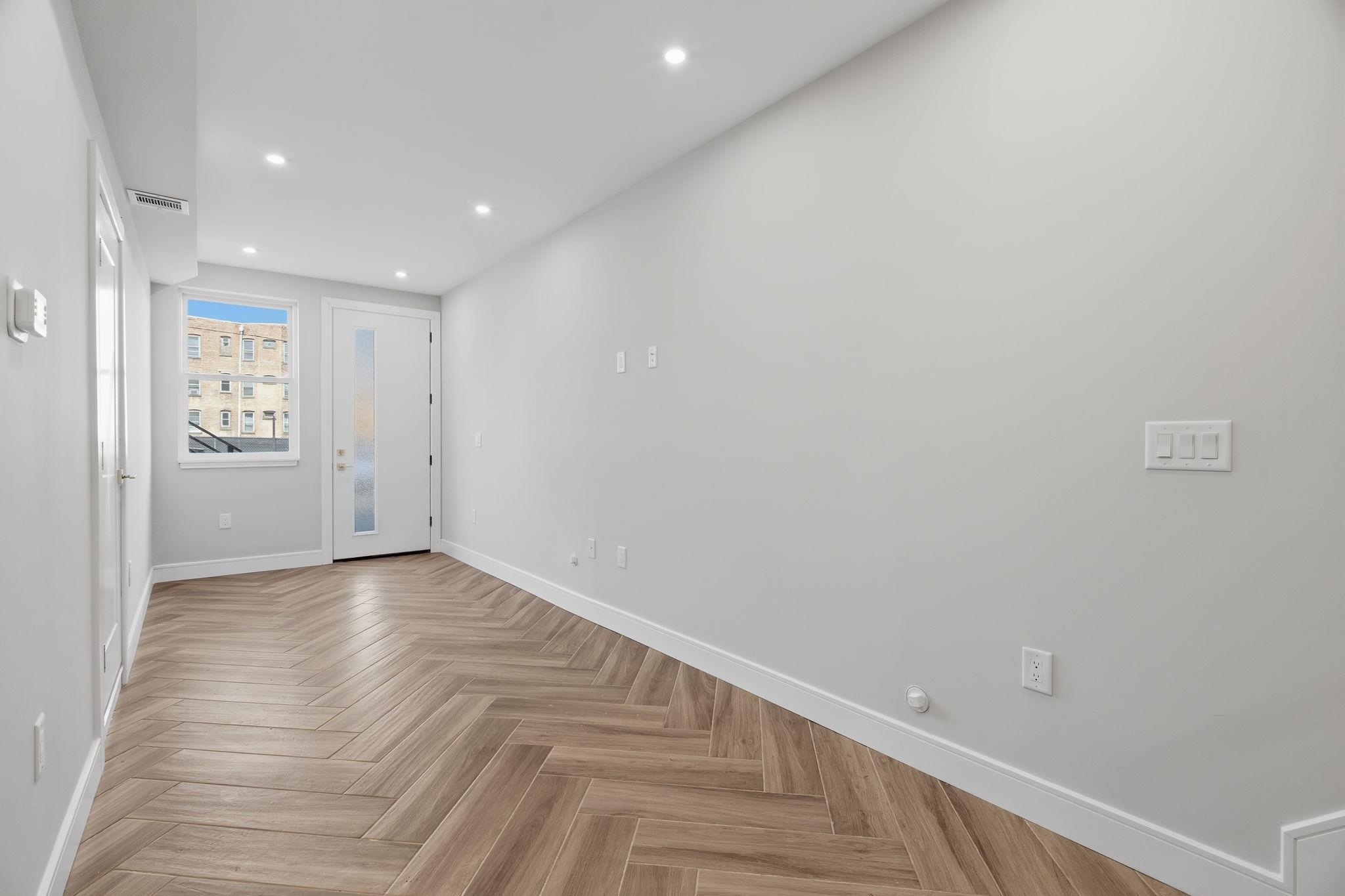 27 CLINTON AVE Unit: 1