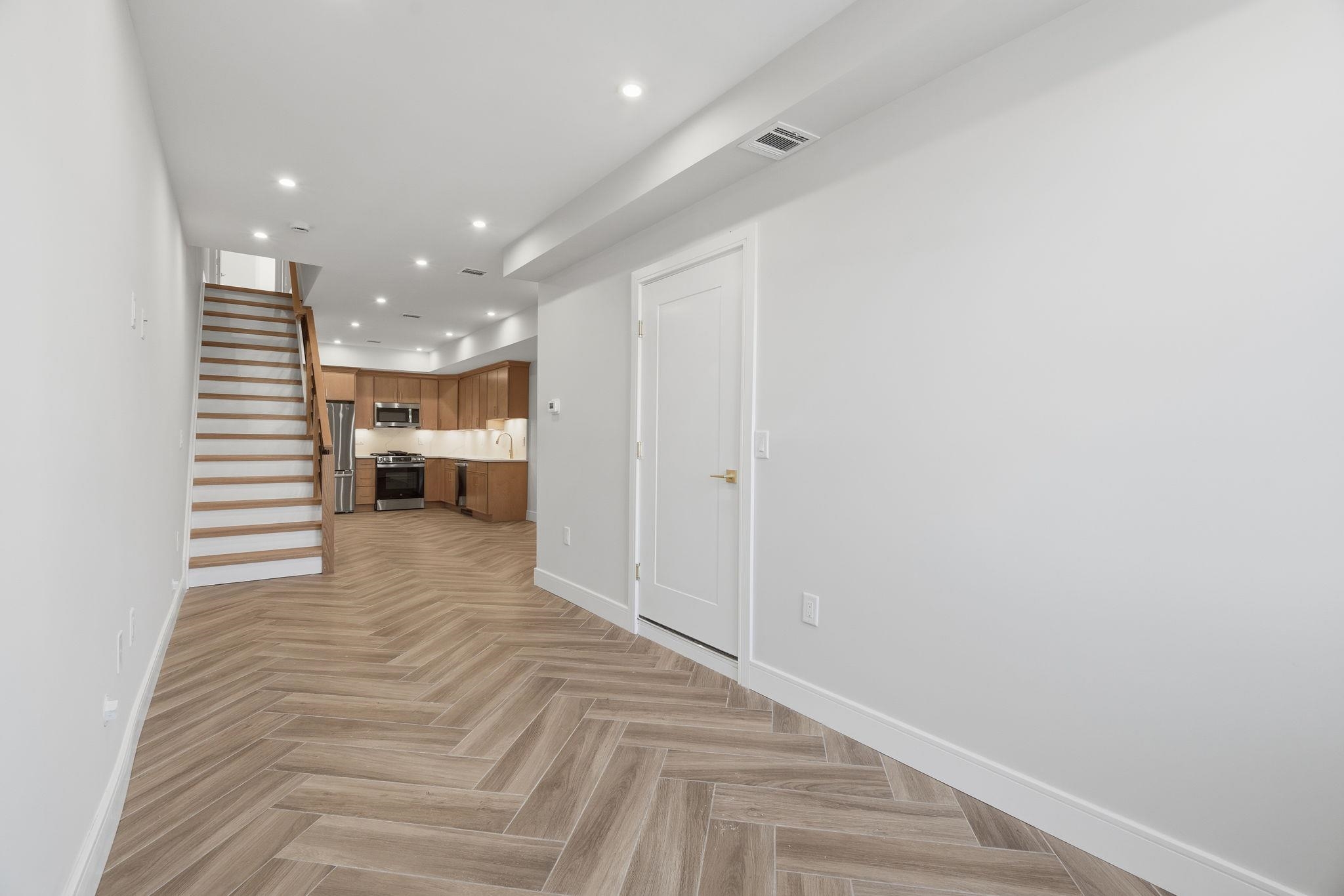 27 CLINTON AVE Unit: 1