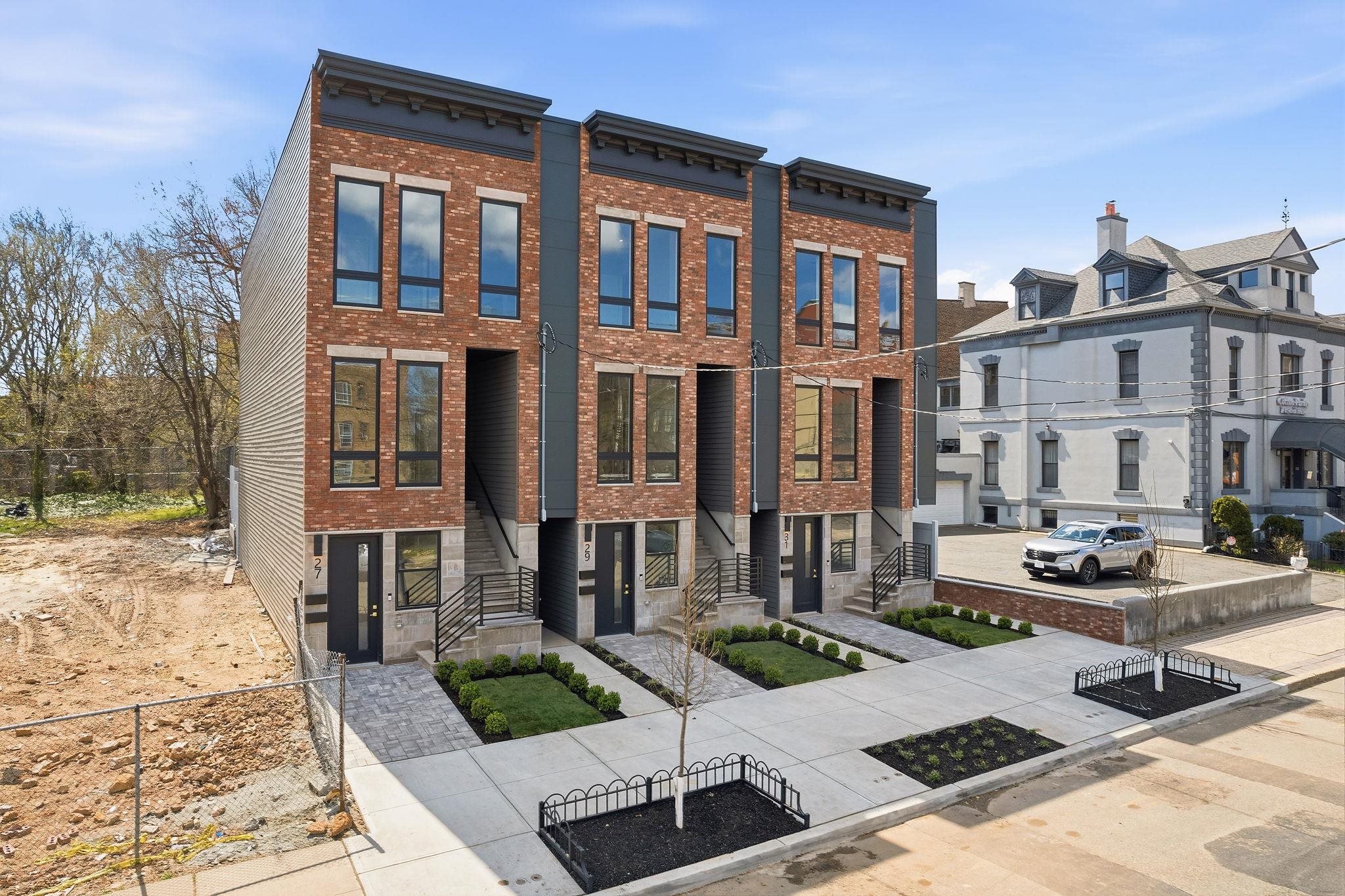 27 CLINTON AVE Unit: 1