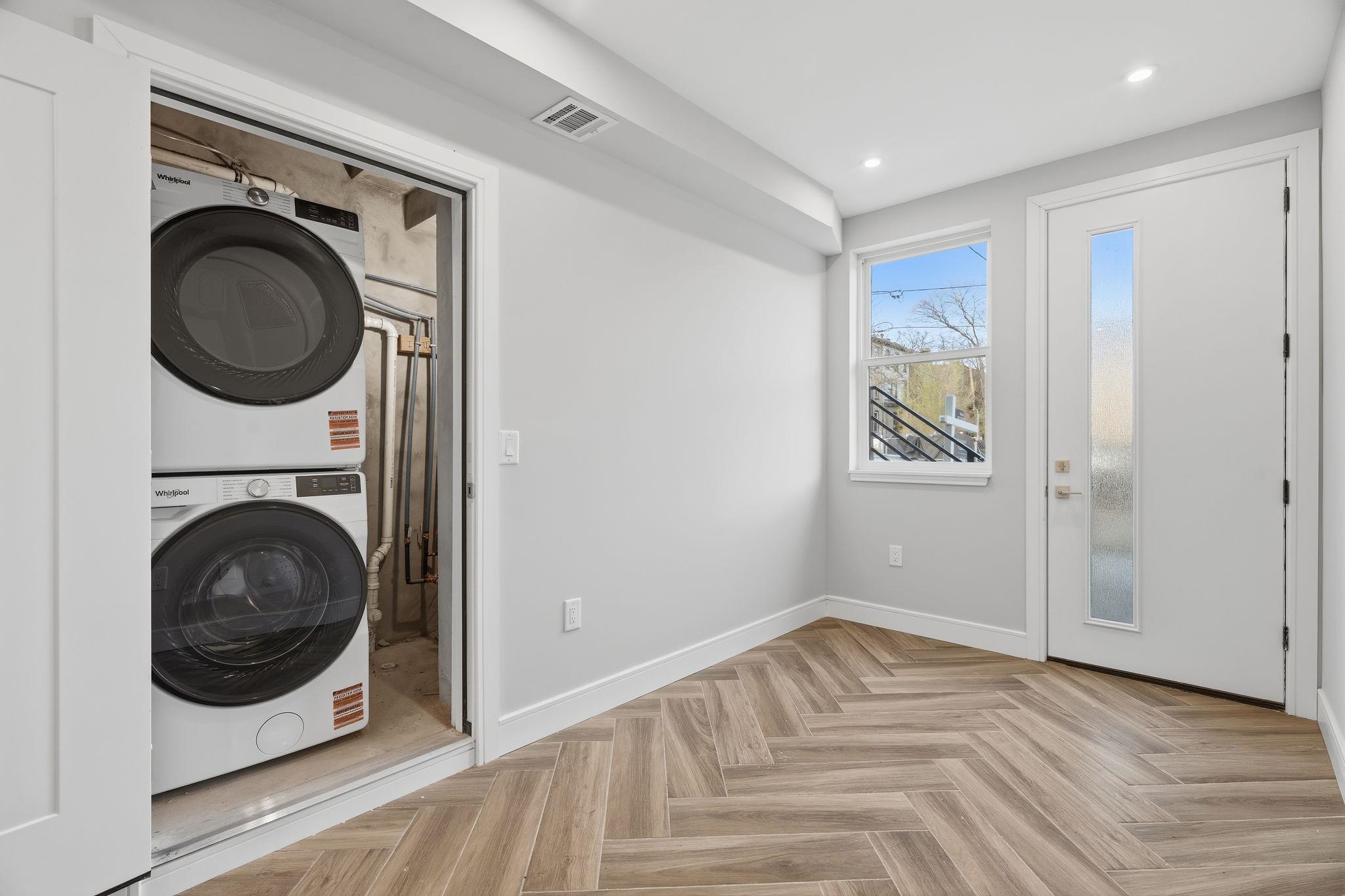 27 CLINTON AVE Unit: 1