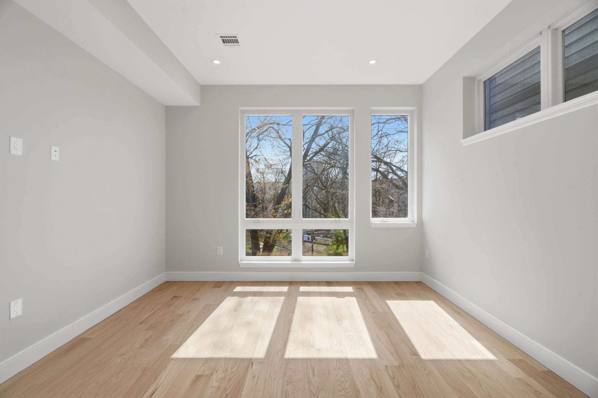 27 CLINTON AVE Unit: 2
