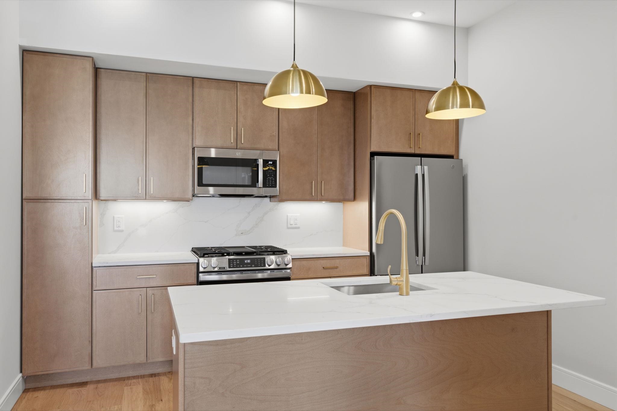 27 CLINTON AVE Unit: 2