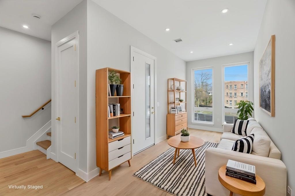 27 CLINTON AVE Unit: 2
