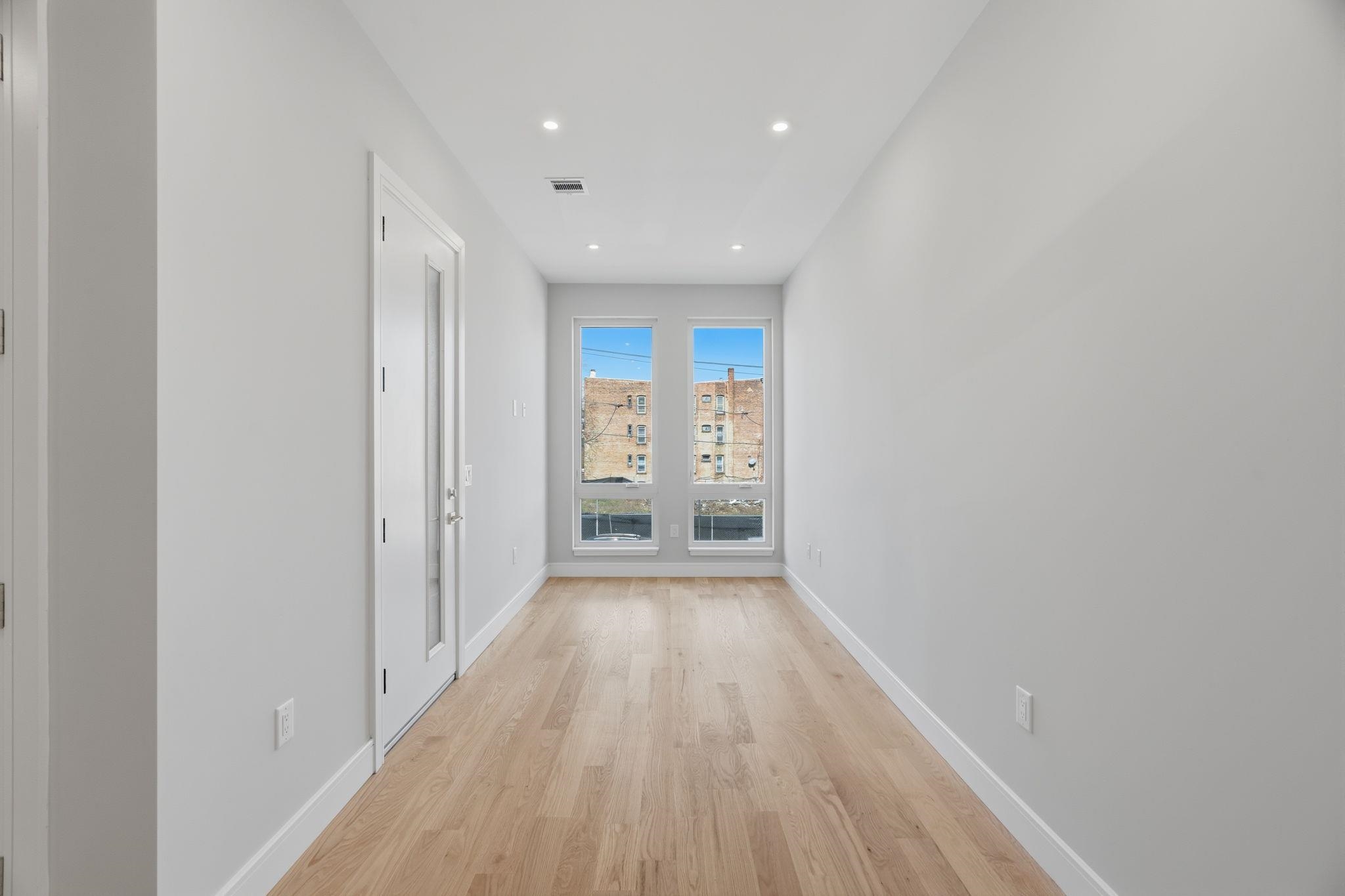 27 CLINTON AVE Unit: 2