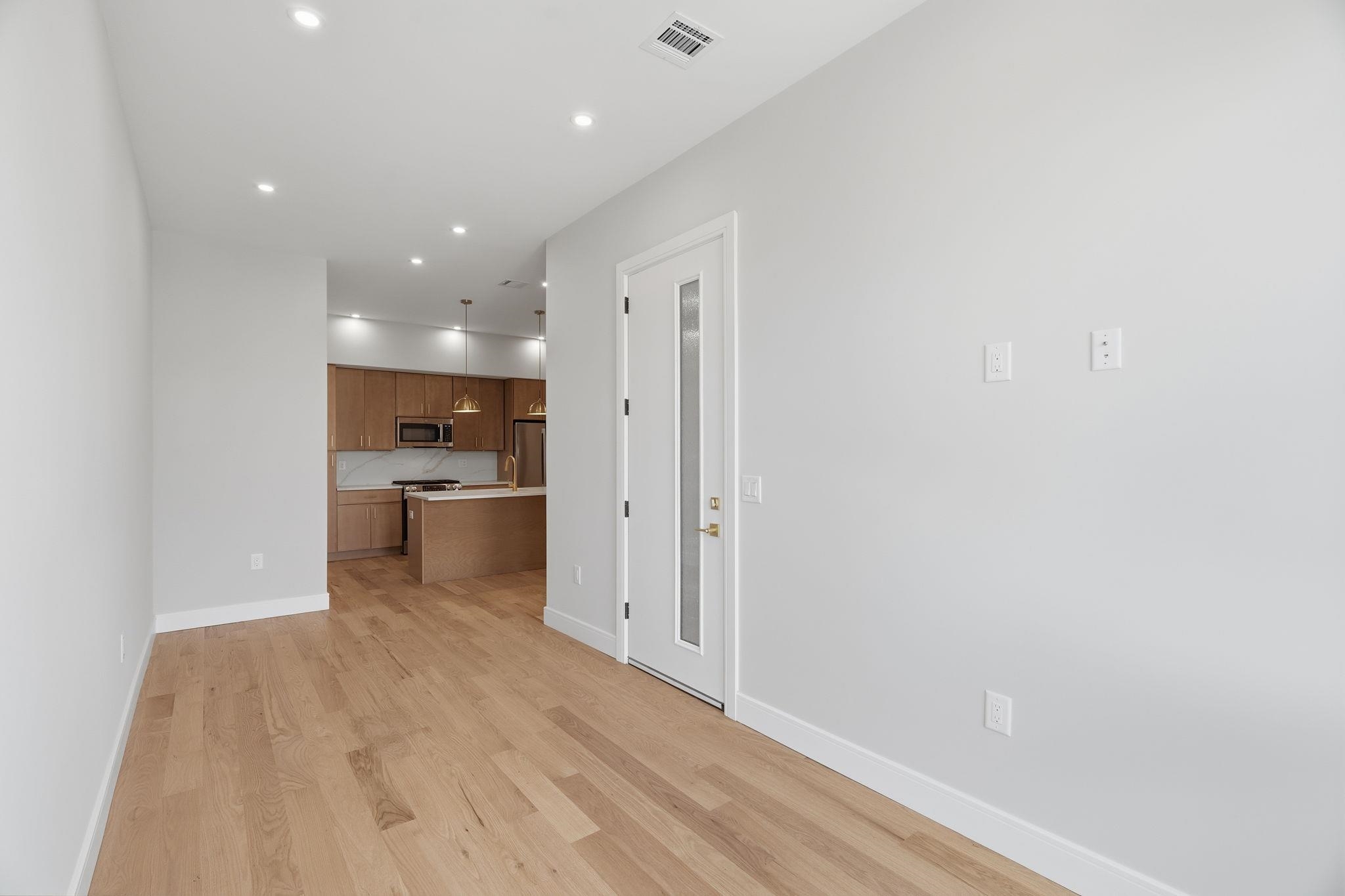 27 CLINTON AVE Unit: 2