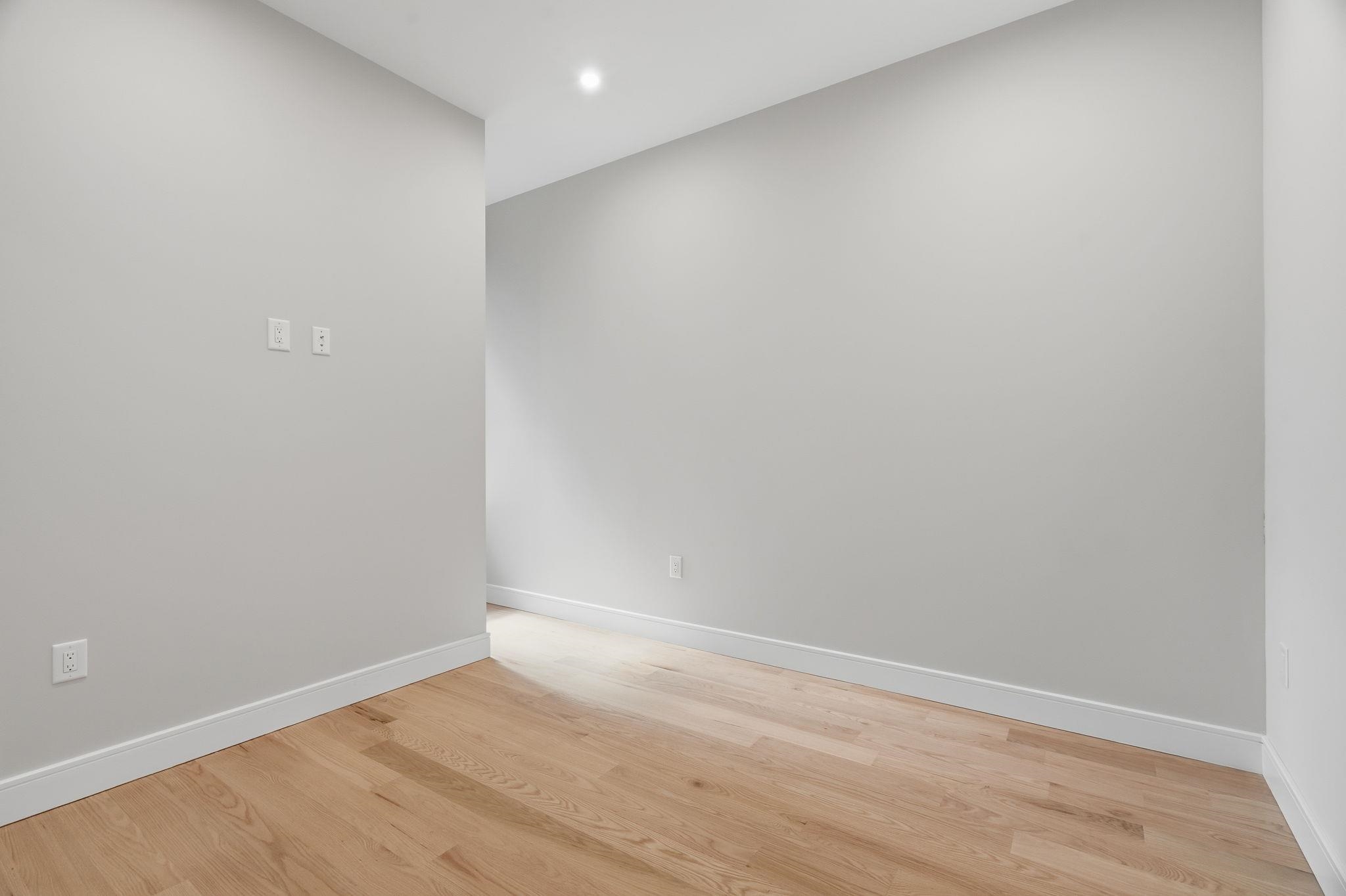 27 CLINTON AVE Unit: 2