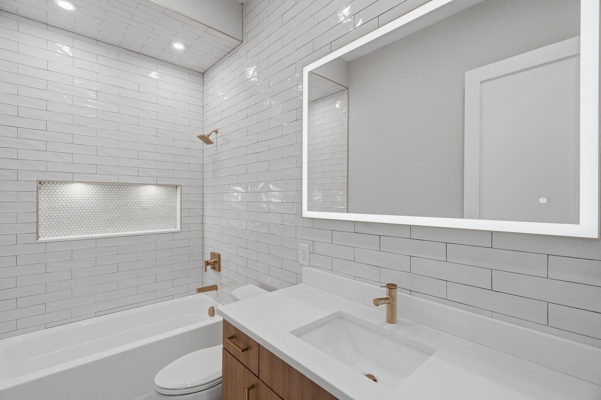 27 CLINTON AVE Unit: 2