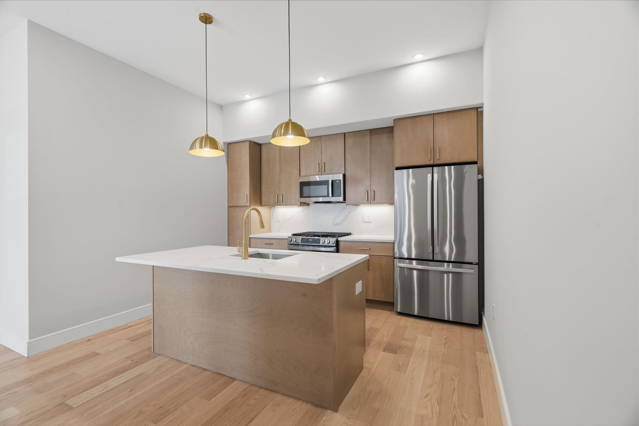 27 CLINTON AVE Unit: 2