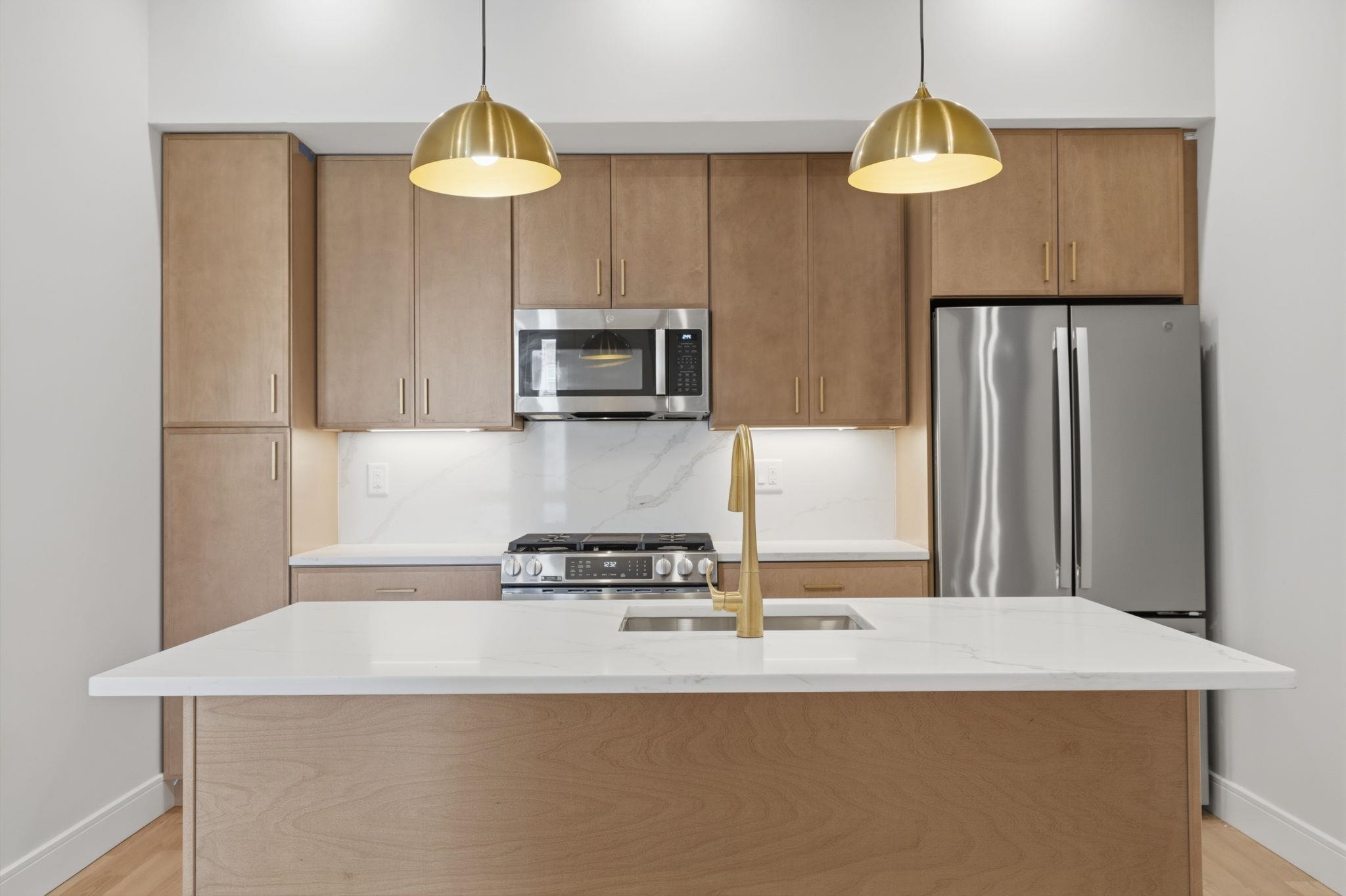 27 CLINTON AVE Unit: 2