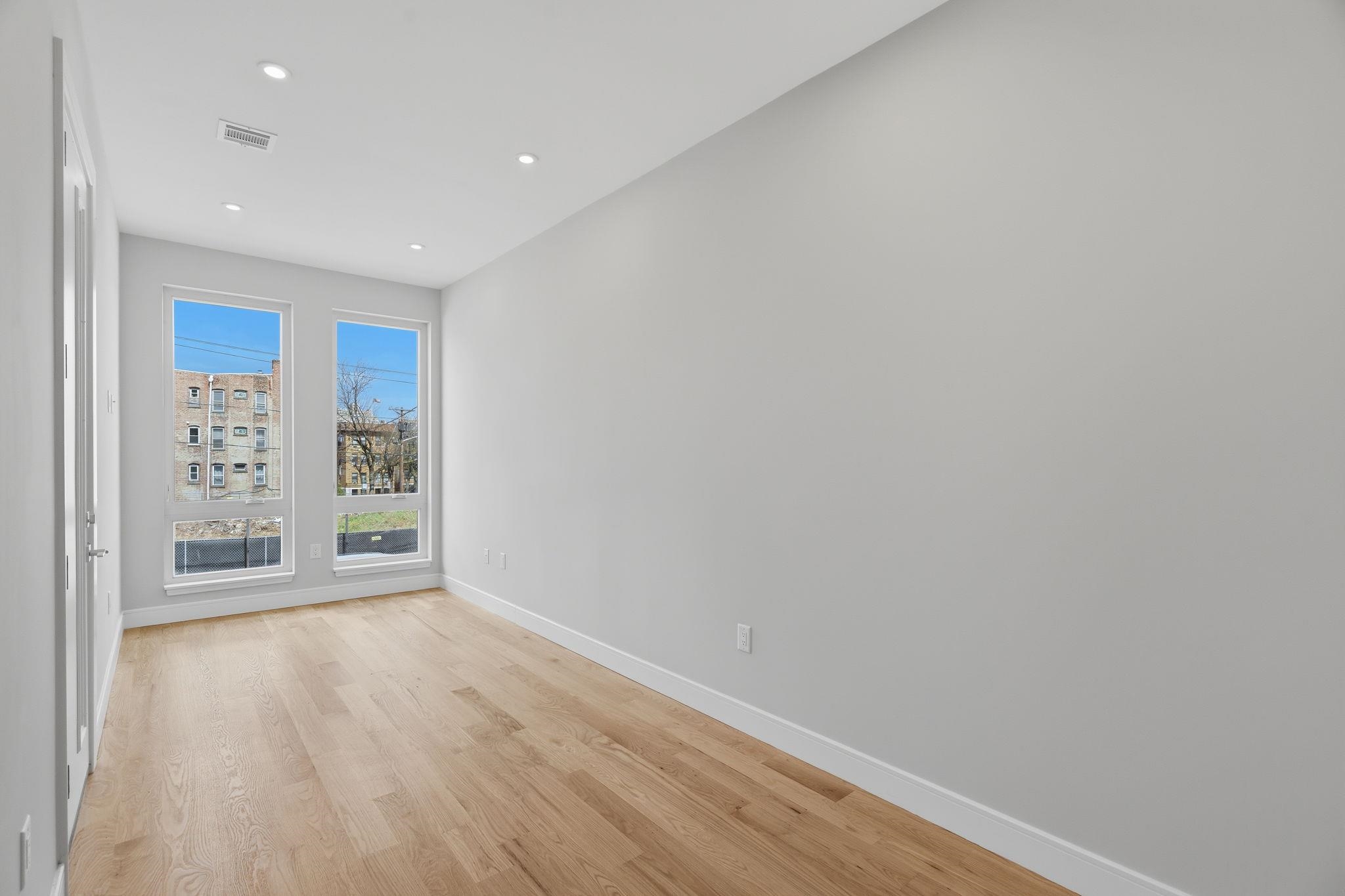 27 CLINTON AVE Unit: 2