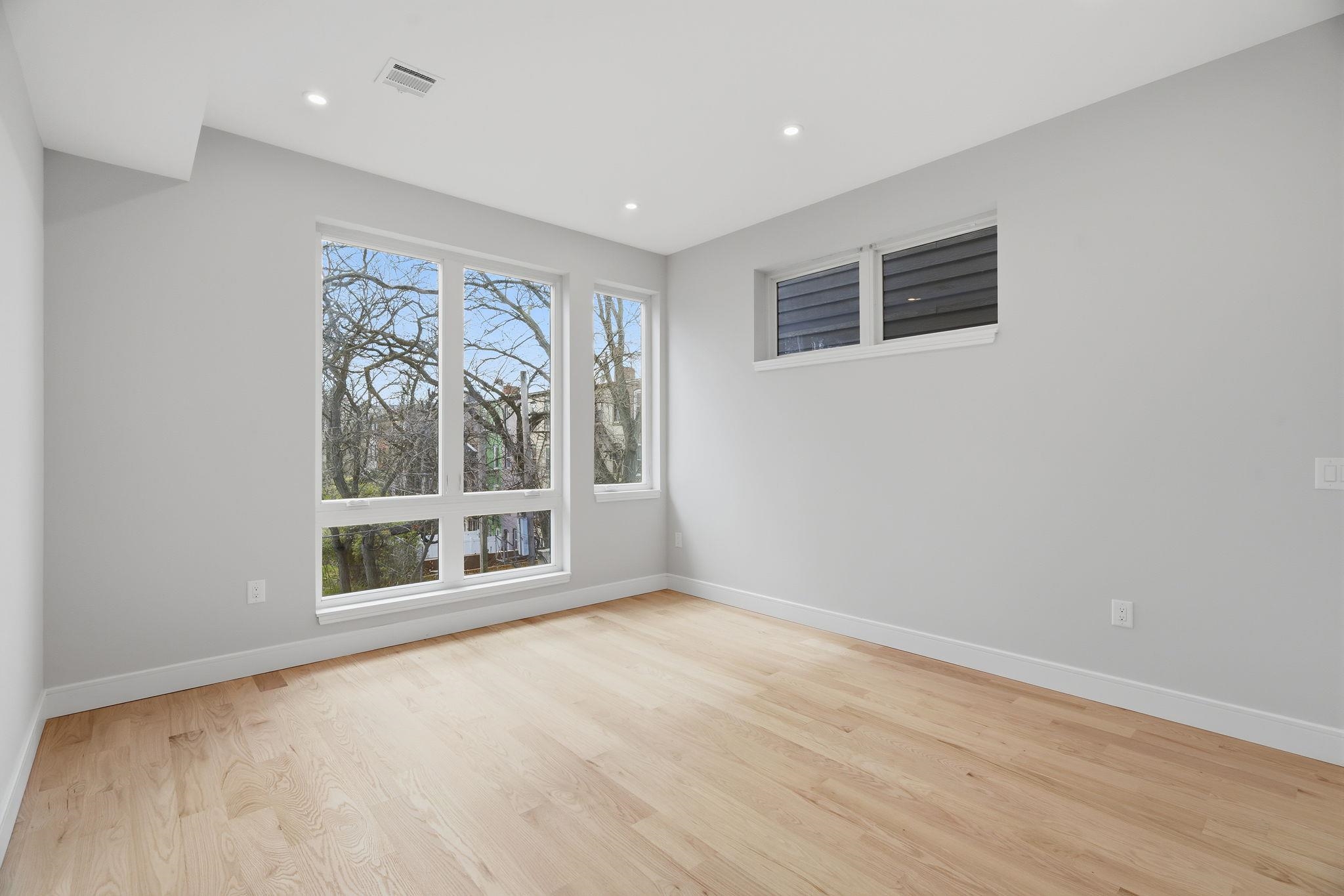 27 CLINTON AVE Unit: 2