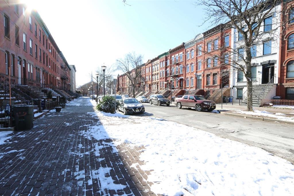 27 CLINTON AVE Unit: 2