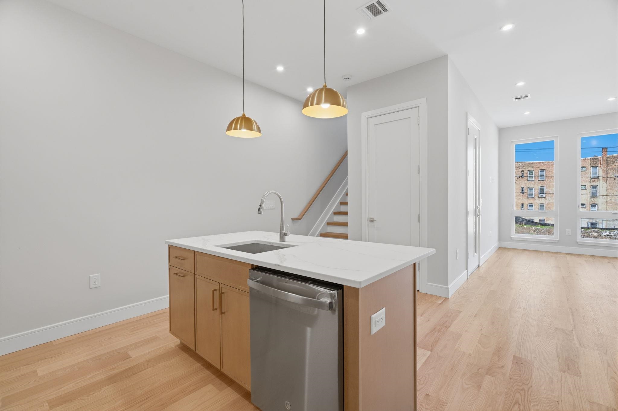 27 CLINTON AVE Unit: 2