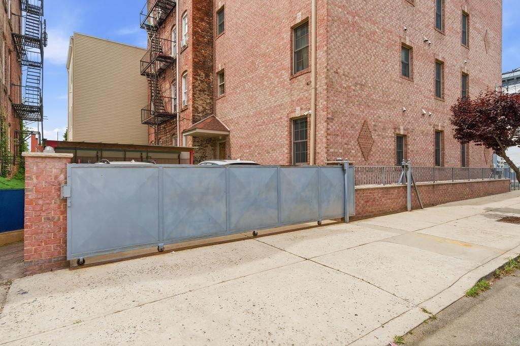 21 ST PAULS AVE Unit: 1