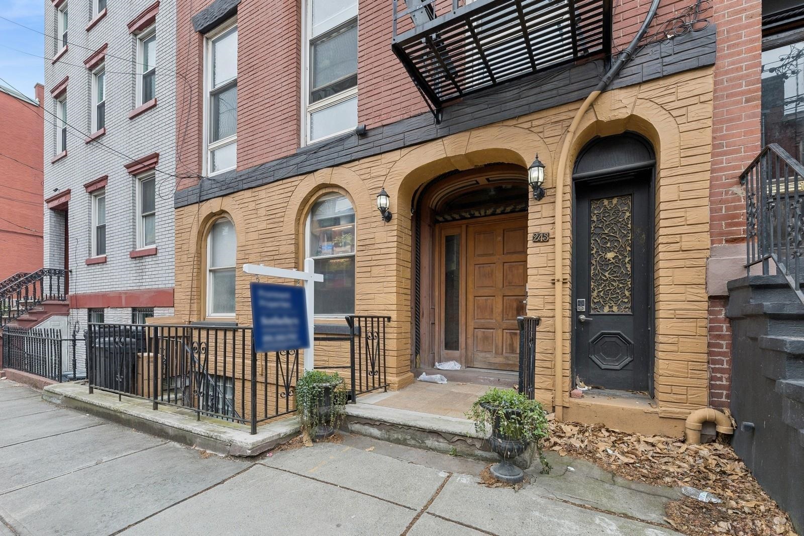 243 MONTGOMERY ST Unit: 2