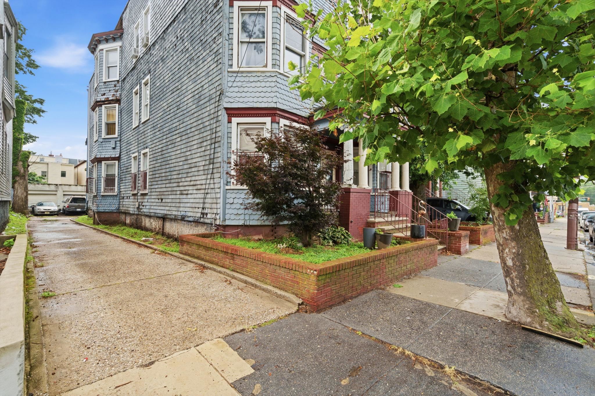 893 MONTGOMERY ST Unit: 6