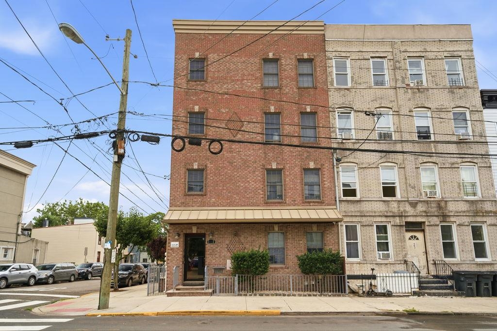 21 ST PAULS AVE Unit: 1