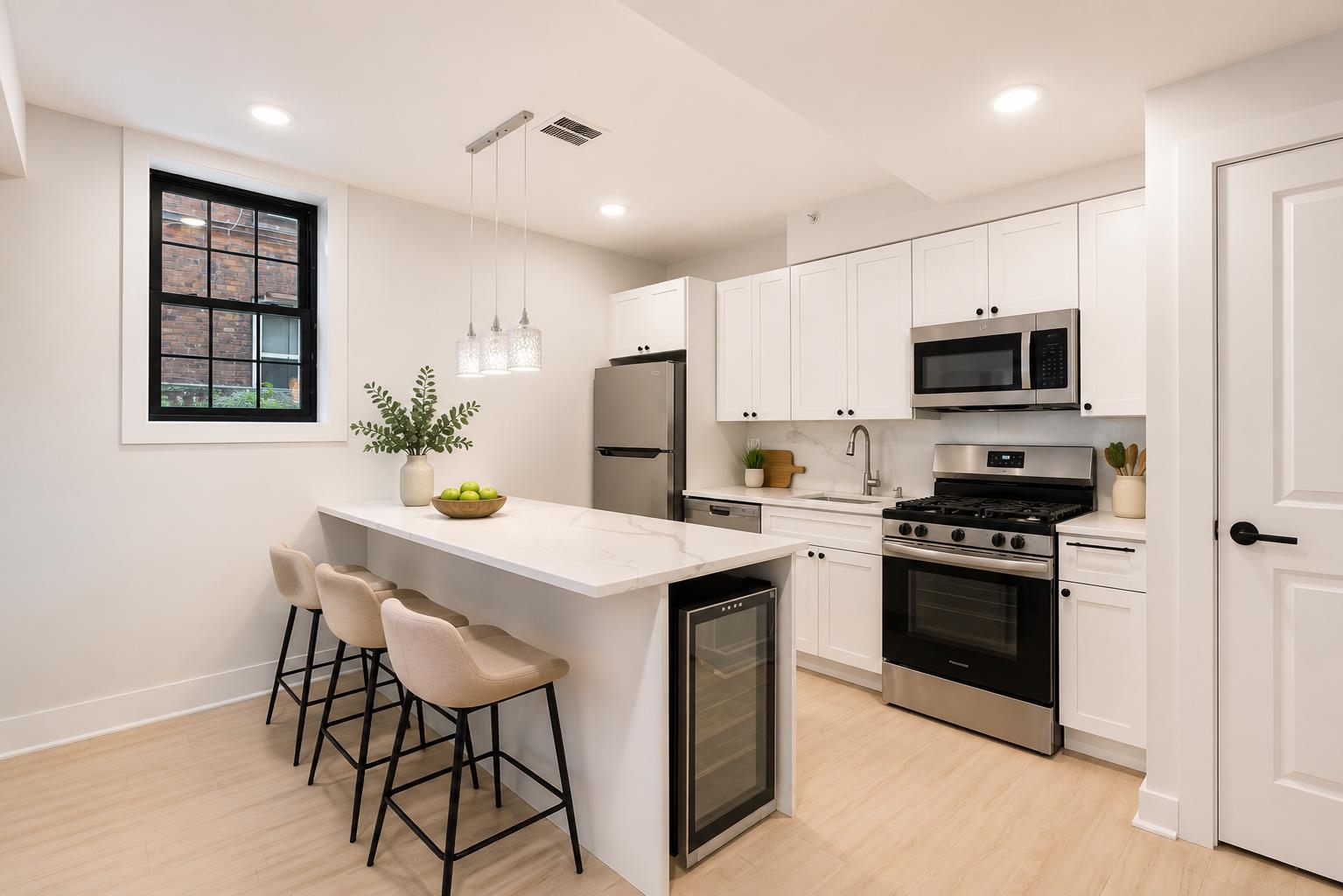 104 GLENWOOD AVE Unit: 004