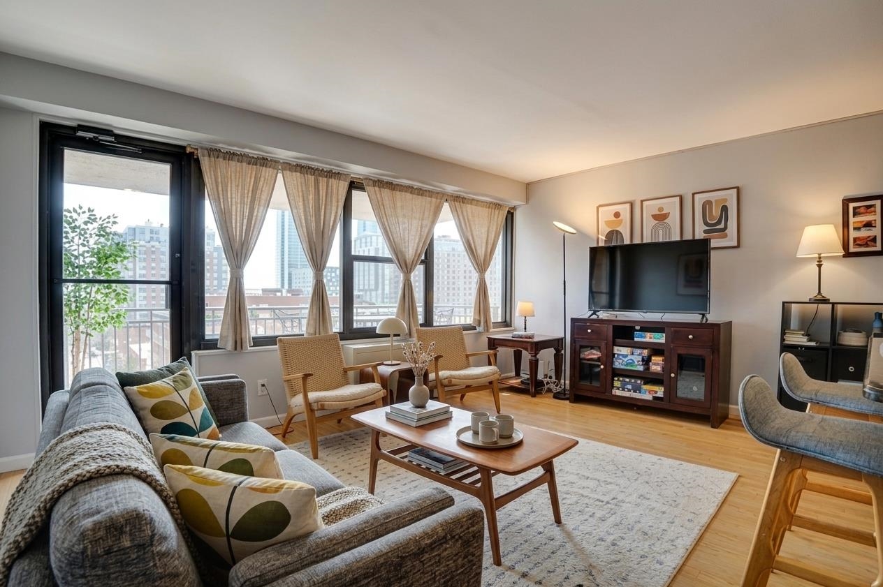 135 MONTGOMERY ST Unit: 8E3