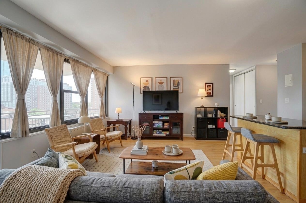 135 MONTGOMERY ST Unit: 8E3