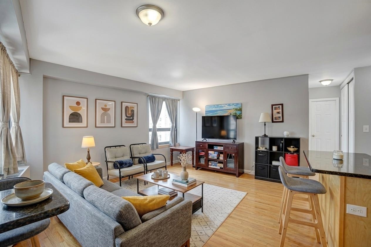 135 MONTGOMERY ST Unit: 8E3