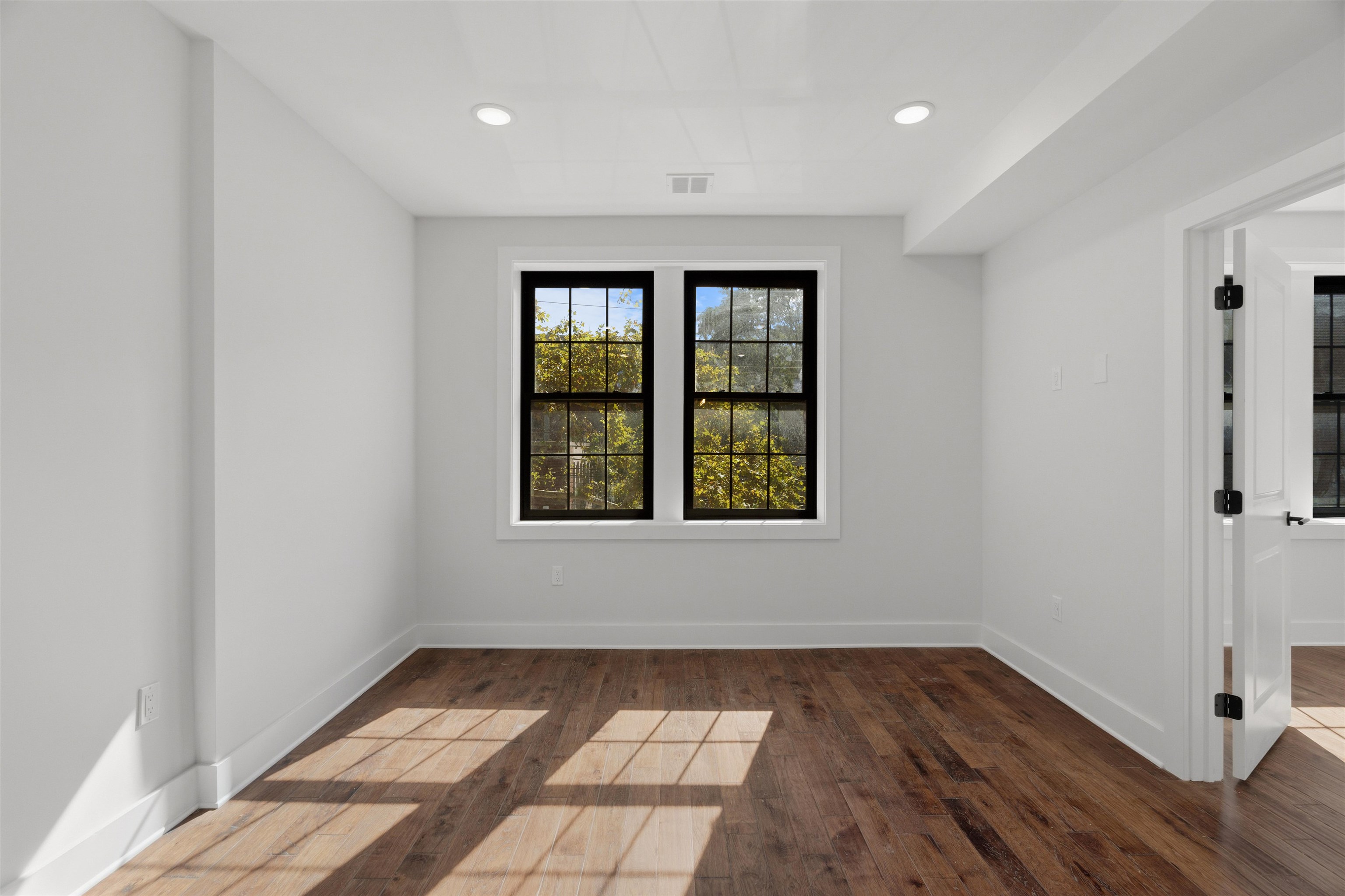 104 GLENWOOD AVE Unit: 200