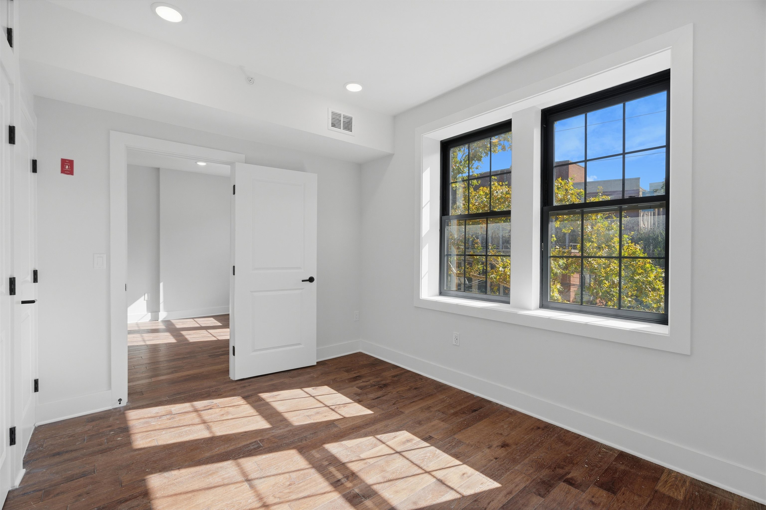104 GLENWOOD AVE Unit: 200