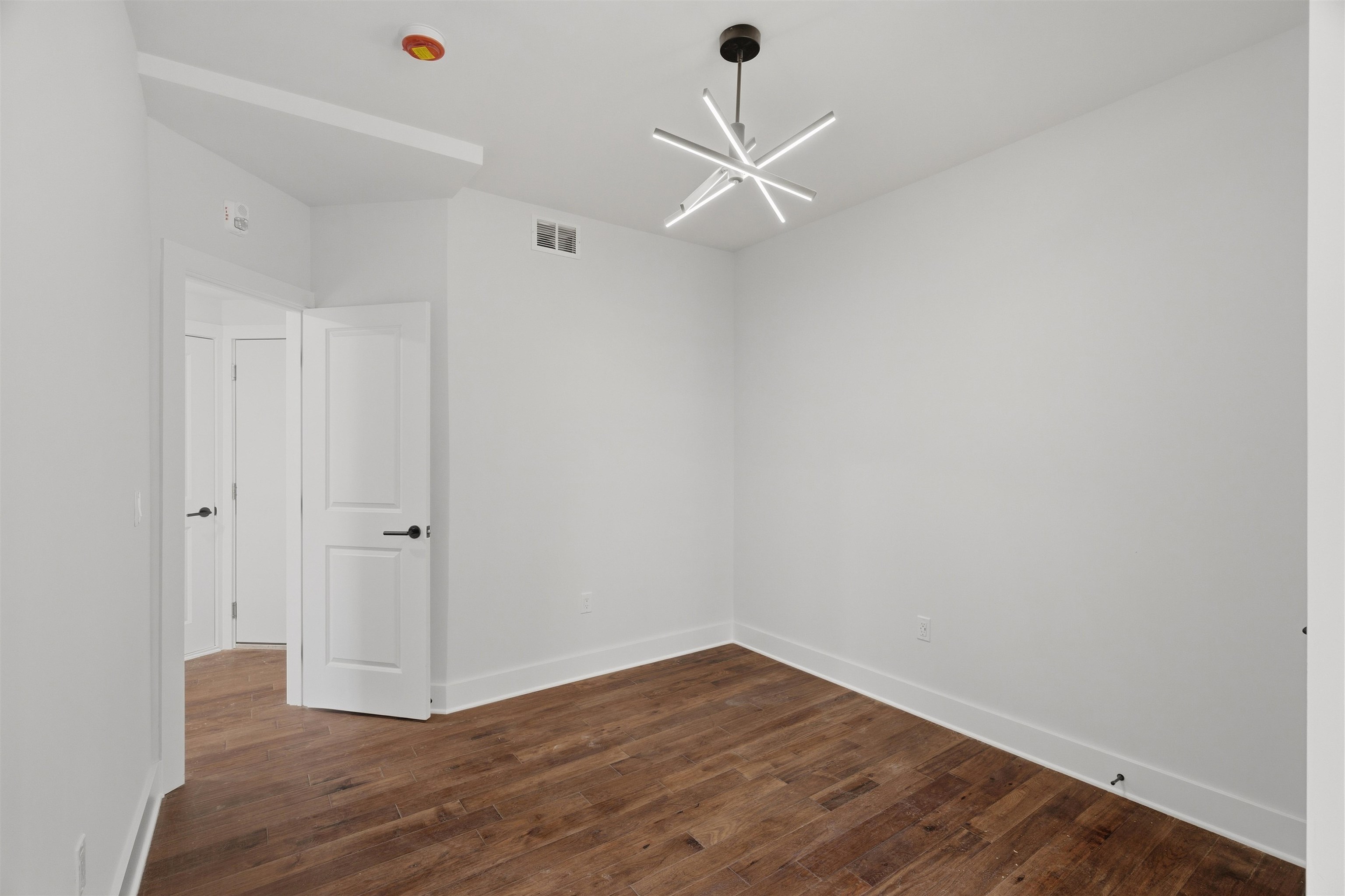 104 GLENWOOD AVE Unit: 200