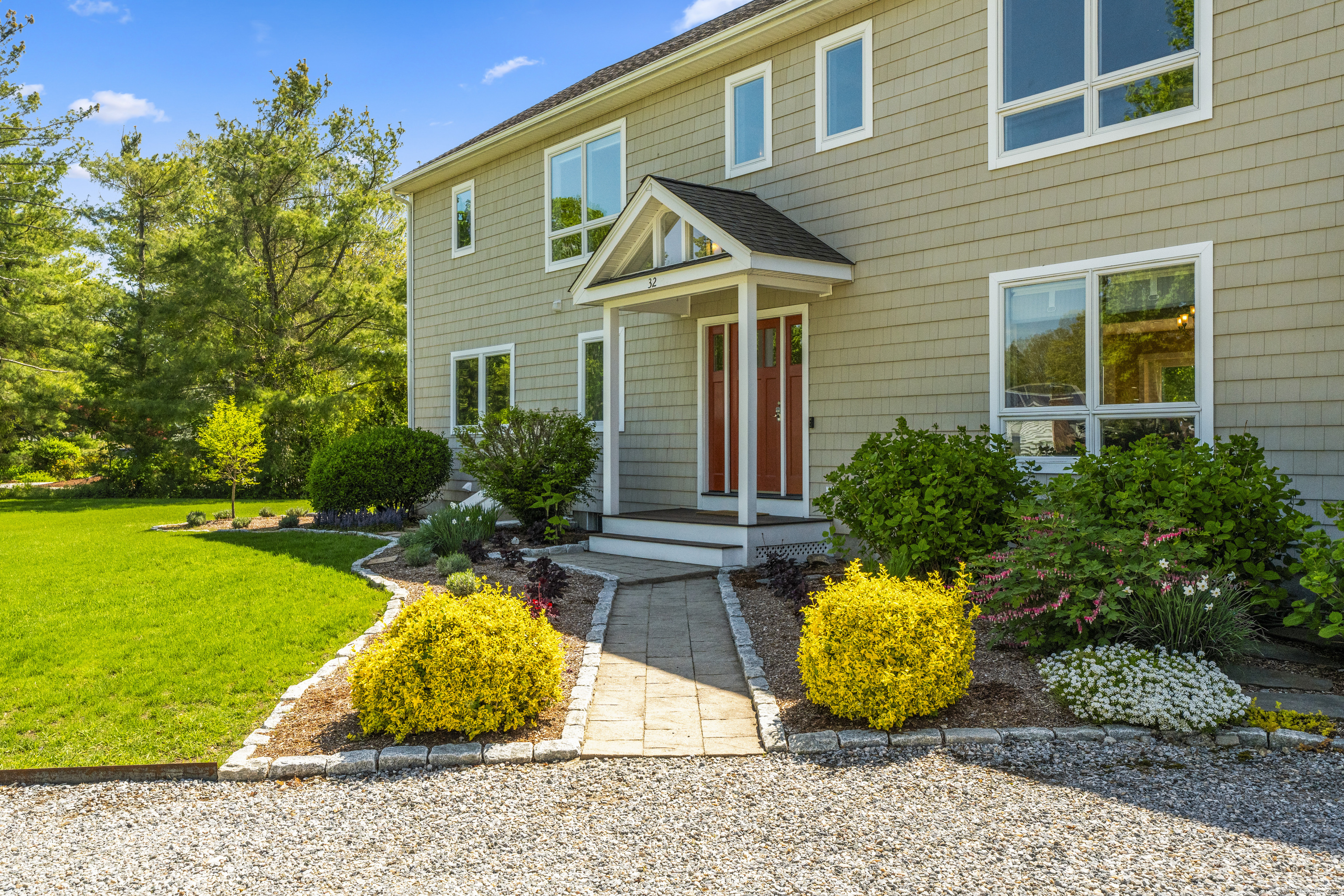 32 Willard Avenue