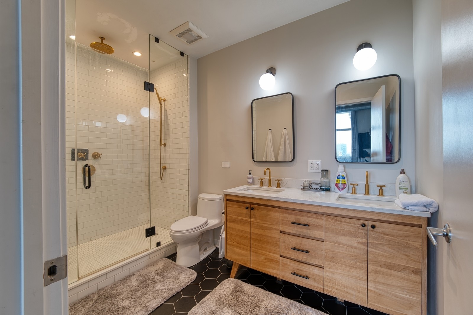 700 N Larrabee Street Unit: 1315
