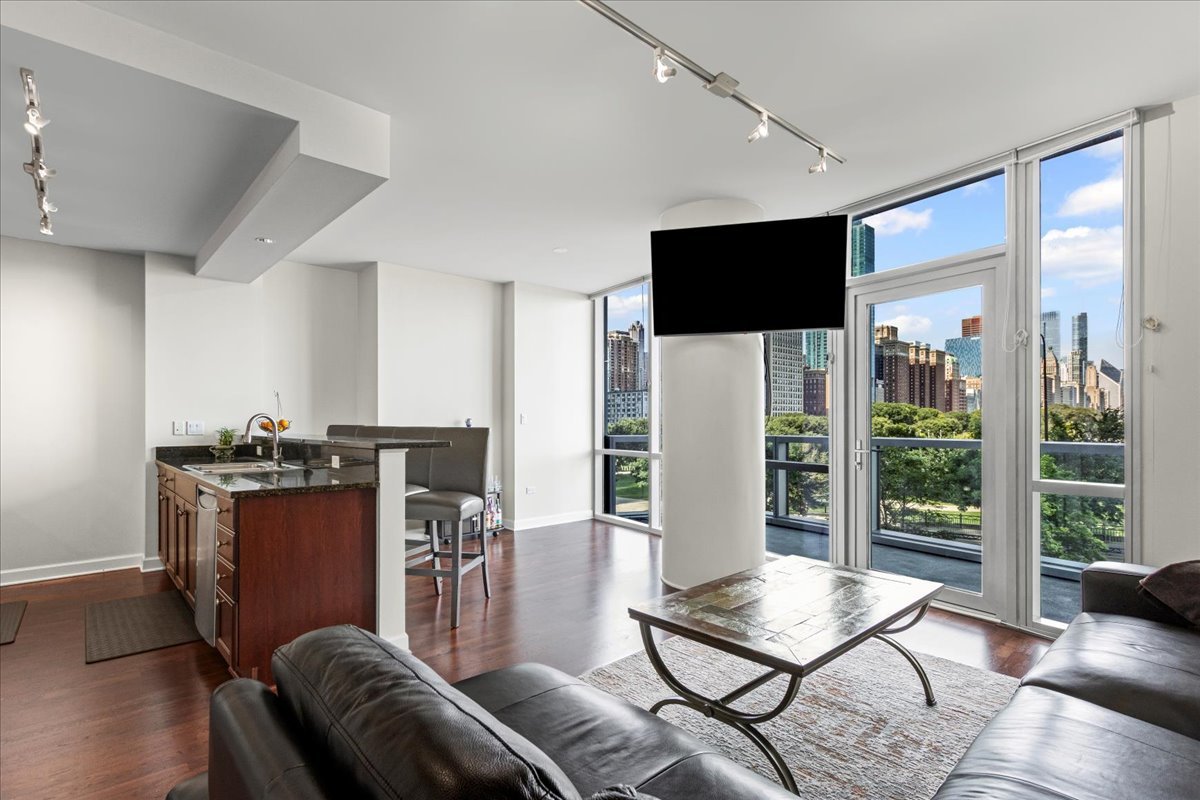 1201 S Prairie Avenue Unit: 403