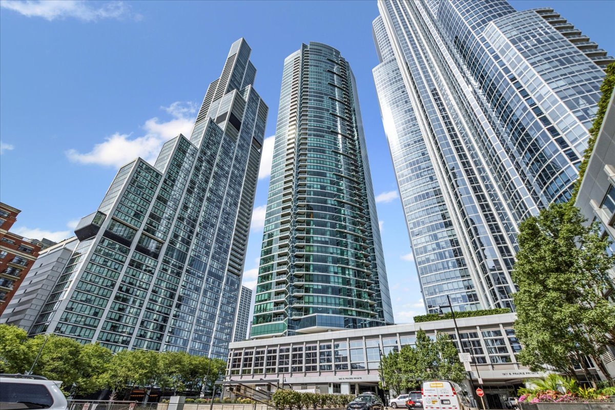 1201 S Prairie Avenue Unit: 403