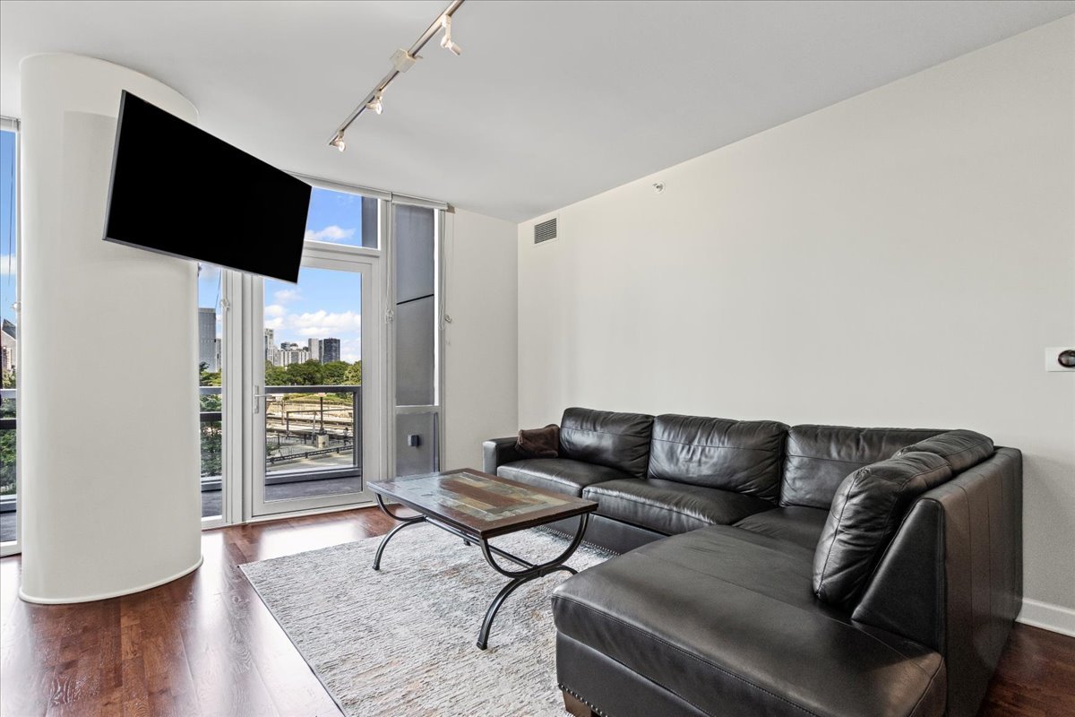 1201 S Prairie Avenue Unit: 403