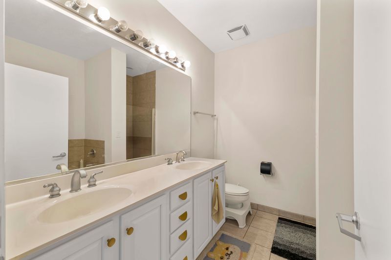 1717 S PRAIRIE Avenue Unit: 2308