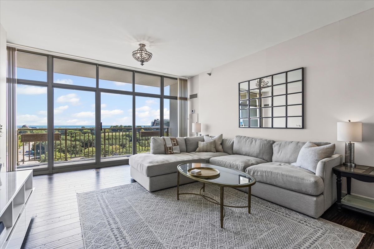 1335 S Prairie Avenue Unit: 1003