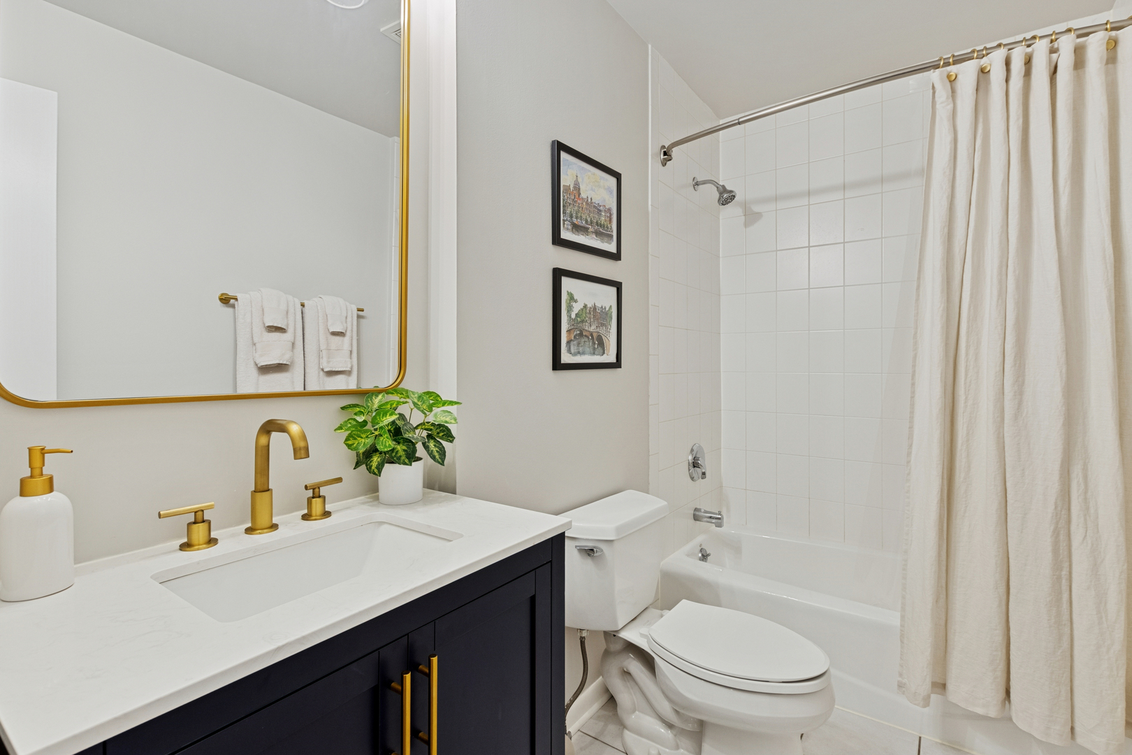 5536 N Glenwood Avenue Unit: 1F