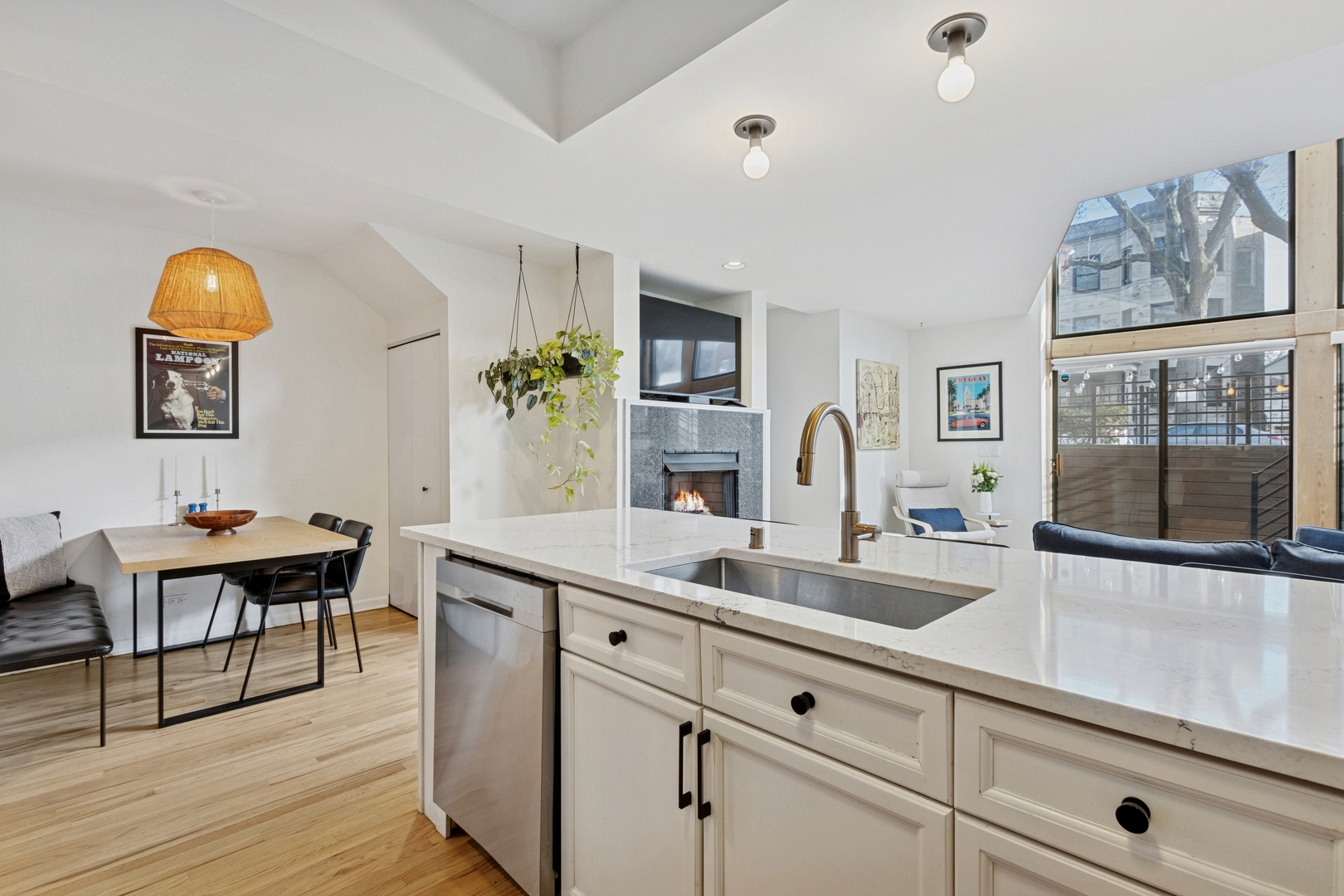 5536 N Glenwood Avenue Unit: 1F