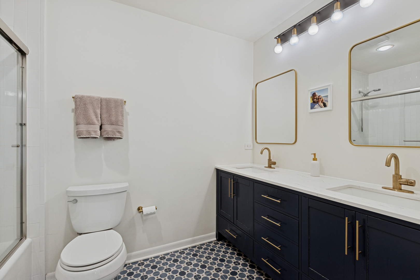 5536 N Glenwood Avenue Unit: 1F